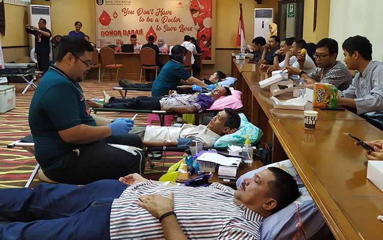 Aksi donor darah yang dilakukan oleh salah satu institusi di Palangka Raya. (FOTO: TESTI PRISCILLA)