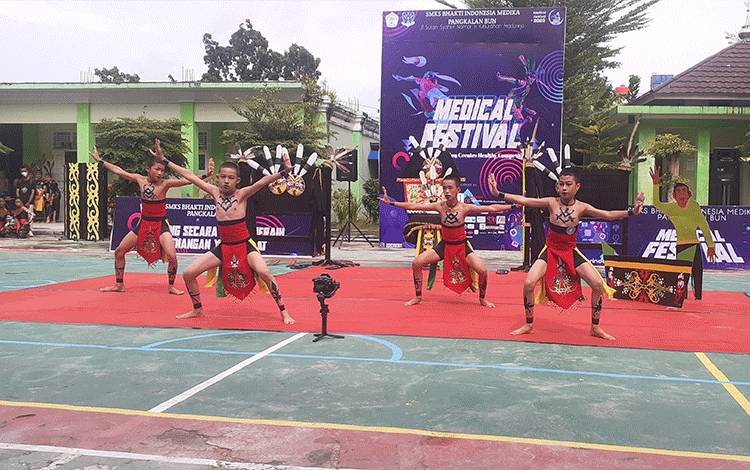 Peserta dari SMPN 1 Arsel saat menampilkan tari kreasi di Medical Festival 2023 oleh SMKS Bhakti Indonesia Medika Kotawaringin Barat, Kamis, 26 Januari 2023