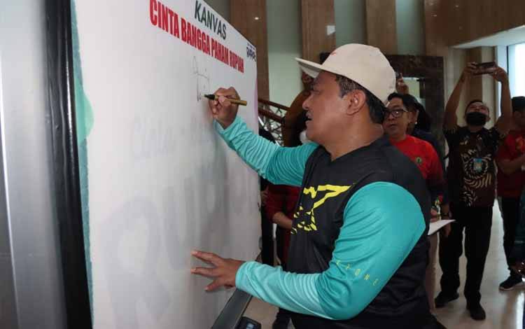 Wakil Gubernur Kalimantan Tengah, Edy Pratowo saat melakukan penandatanganan pada Kanvas CBP Rupiah, Kamis, 26 Januari 2023. (FOTO: IST)