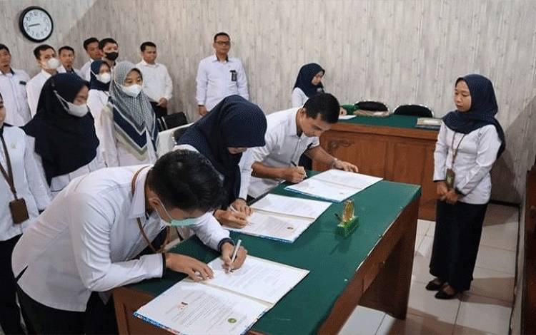 Hakim, Panitera, dan Pegawai Kesekretariatan PN Nanga Bulik menandatangani Pakta Integritas. (FOTO : HENDI NURFALAH)