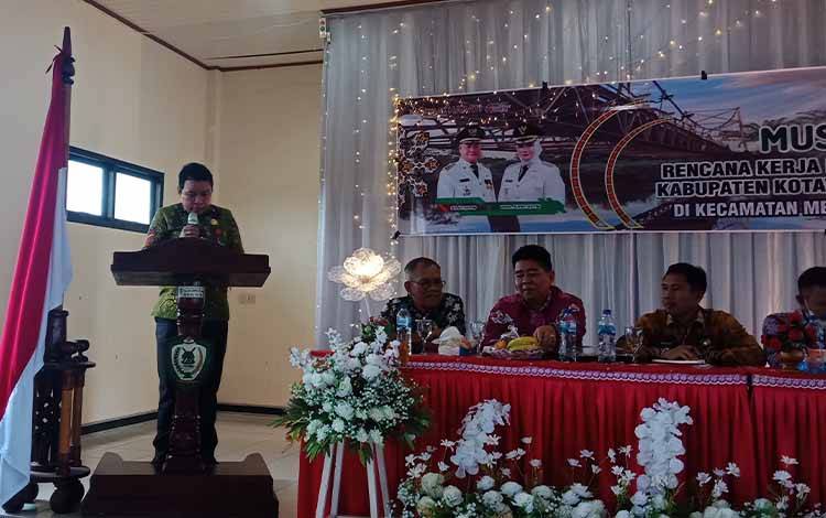 Sekretaris Daerah Kabupaten Kotawaringin Timur, Fajrurrahman memberikan sambutan pada Musrenbang Kecamatan Mentaya Hilir Utara, Kamis, 26 Januari 2023 (FOTO: DEWIP)