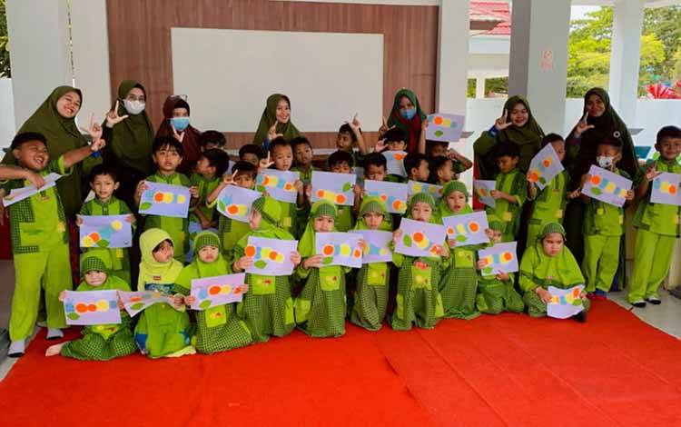 Anak-anak dari TK SIT Cendikia saat berkunjung ke Dinas Perpustakaan dan Kearsipan Kotawaringin Barat pada 26 Januari 2023. (FOTO: ISTIMEWA)