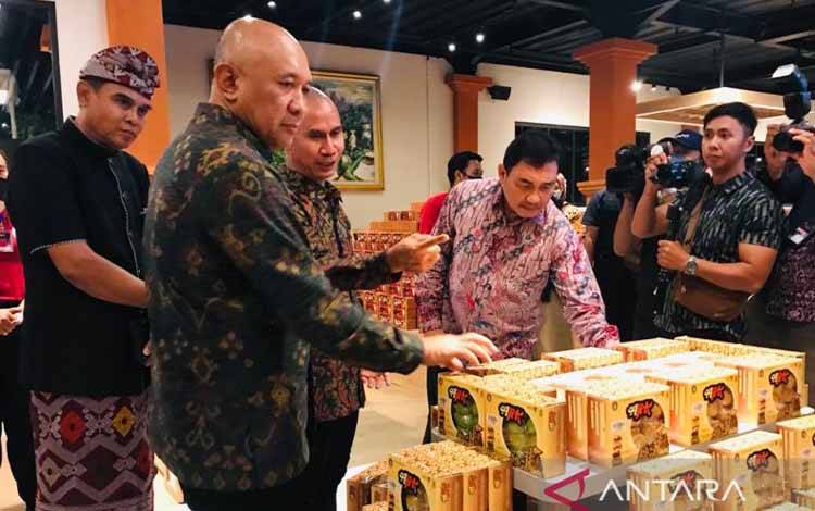 Menteri Koperasi dan UKM Teten Masduki melihat sejumlah produk UMKM yang tersedia di Outlet Serba Ajik di Jalan Dewi Sri, Kecamatan Kuta, Kabupaten Badung, Bali, Kamis (27/1/2023). ANTARA/Rolandus Nampu