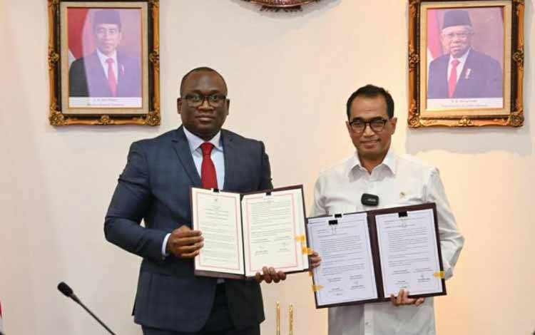 Menteri Perhubungan RI Budi Karya Sumadi (kanan) dan Menteri Transportasi Guinea Felix Lamah menandatangani "letter of intent" (Loi) untuk penjajakan kerja sama di bidang penerbangan. ANTARA/HO-Biro Komunikasi dan Informasi Publik Kemenhub
