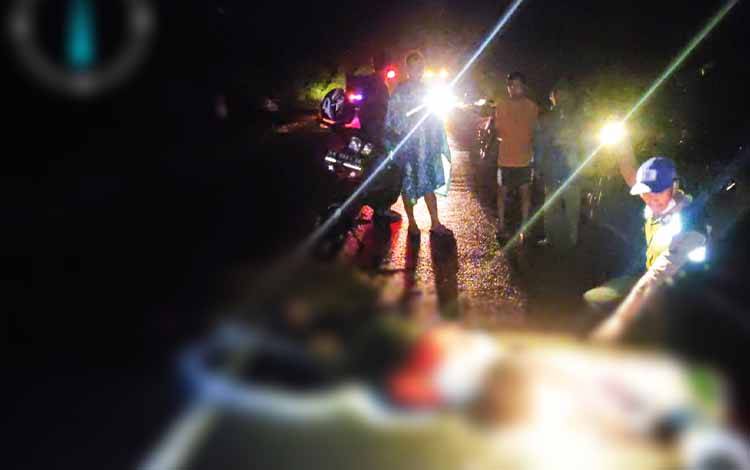 Anggota Satlantas Polres Pulang Pisau mendatangi TKP kecelakaan di Desa Gohong, Kamis malam, 26 Januari 2023. (FOTO: ISTIMEWA)