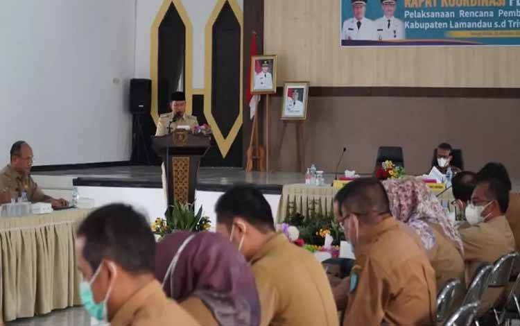 Bupati Hendra Lesmana membuka rapat koordinasi pimpinan OPD di lingkup Pemkab Lamandau. (FOTO : HENDI NURFALAH)