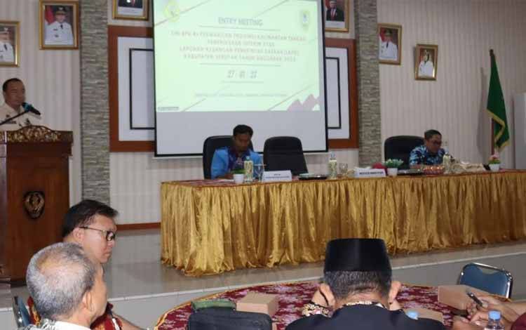 Bupati Seruyan, Yulhaidir memberikan arahan pada kegiatan Entry Meeting Tim BPK RI Perwakilan Kalteng (Foto : PROKOM SERUYAN)