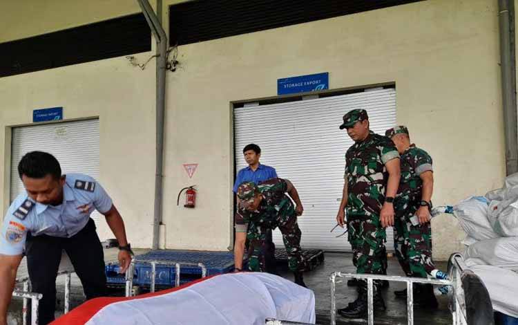 Jenazah TNI yang meninggal dunia di Papua saat tiba di Bandara Lombok, Nusa Tenggara Barat (ANTARA/Humas Kodim 1620 Lombok Tengah)