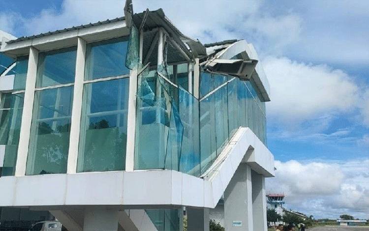 Garbarata Bandara Mopah yang alami kerusakan setelah terkena sayap pesawat Lion Air, Kamis (26/1). (ANTARA/HO/Polres Merauke)