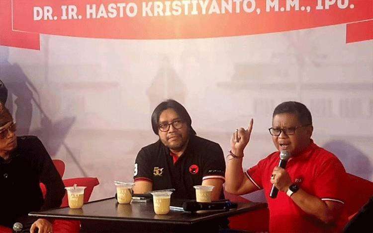 Sekjen PDIP Hasto Kristiyanto (kanan foto) di Bandung, Jawa Barat, Jumat. (27/01/2023) (ANTARA/HO-PDIP)