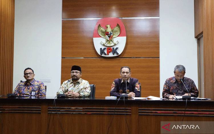 Menteri Agama Yaqut Cholil Qoumas (kedua kiri) dan Wakil Ketua KPK Nurul Ghufron (kedua kanan) memberikan keterangan kepada wartawan usai pertemuan, di Gedung Merah Putih KPK, Jakarta Selatan, Jumat (27/1/2023). ANTARA/Fianda Sjofjan Rassat.
