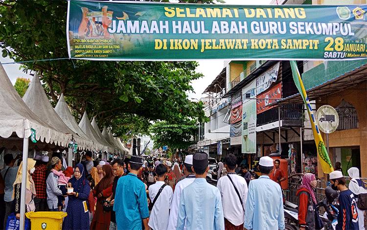 Masyarakat tampak antusias menyerbu stand makanan gratis Haul Abah Guru Sekumpul di Ikon Jelawat Jalan A Yani, Kabupaten Kotawaringin Timur (Kotim) , Sabtu, 28 Januari 2023. (FOTO: DEWIP) 