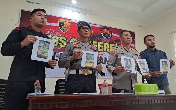 Kapolres Lamandau AKBP Bronto Budiyono menunjukkan foto pengadangan. Ia meminta mereka segera menyerahkan diri. (FOTO : HENDI NURFALAH)