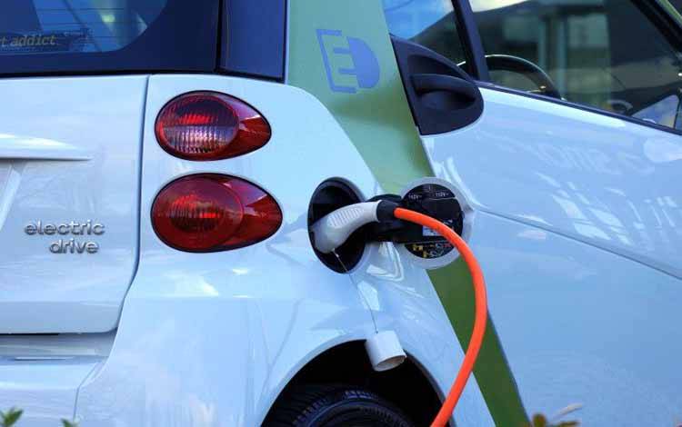 Ilustrasi mobil listrik sedang melakukan pengisian baterai (ANTARA/Pexels)