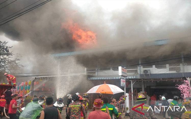 Petugas Damkar berjibaku memadamkan api yang menghanguskan enam ruko di Jalan Hermansyah, Kelurahan Pasiran, Kecamatan Singkawang Barat, Provinsi Kalimantan Barat, terbakar sekitar pukul 11.00 WIB.  (Rudi)