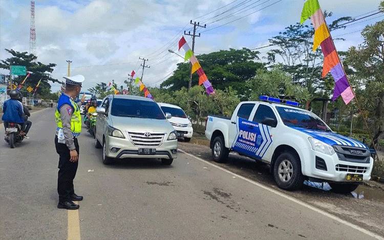 Personel Satlantas Polres Kapuas saat disiagakan atur lalu lintas di Jalan Trans Kalimantan, Minggu, 29 Januari 2023. (FOTO: IST)
