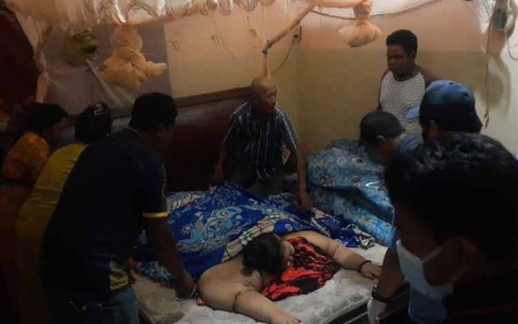 Titi Wati terbaring di rumahnya dengan kondisi tidak sadarkan diri. Ia kemudian dievakuasi ke rumah sakit untuk mendapatkan perawatan. (FOTO: AGUS FATARONI M)