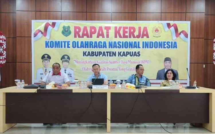 Sekda Kapuas, Septedy saat menghadiri berikut membuka rapat kerja KONI Kapuas di Aula Bappelitbangda Kapuas. (FOTO: IST)