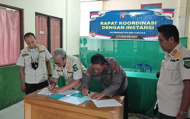 Penandatanganan MoU antara Polres Kapuas dan Satpol PP dan Damkar Kapuas, Senin, 30 Januari 2023. (FOTO: IST)