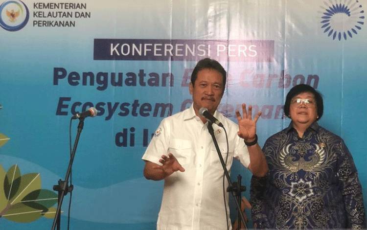 Menteri Lingkungan Hidup dan Kehutanan Siti Nurbaya (kanan) bersama Menteri Kelautan dan Perikanan Sakti Wahyu Trenggono (kiri) menjelaskan tentang program yang ditempuh oleh pemerintah terkait ekosistem karbon biru di Gedung Manggala Wanabakti, Jakarta, Senin (30/1/2023). (ANTARA/Sugiharto purnama)