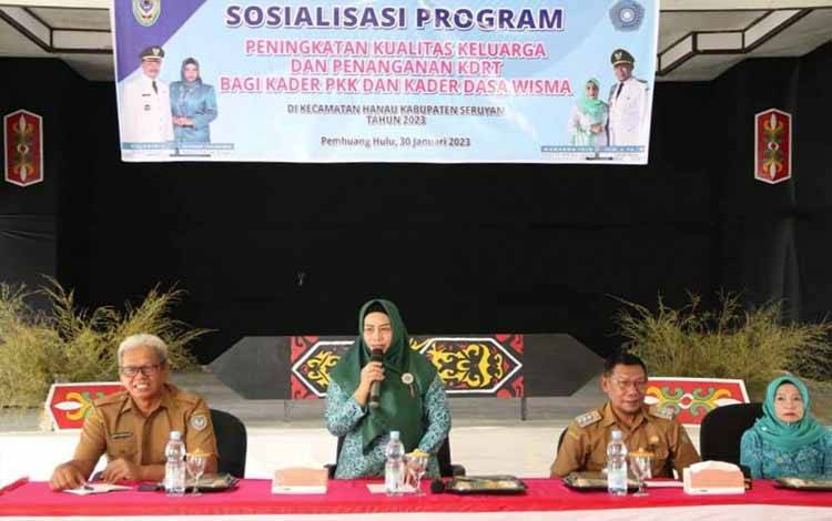 Ketua TP PKK Seruyan, Ny Fauziah Yulhaidir saat membuka kegiatan Sosialisasi Program Peningkatan Kualitas Keluarga dan Penanganan Kekerasan Dalam Rumah Tangga (KDRT). (Foto : Ist)