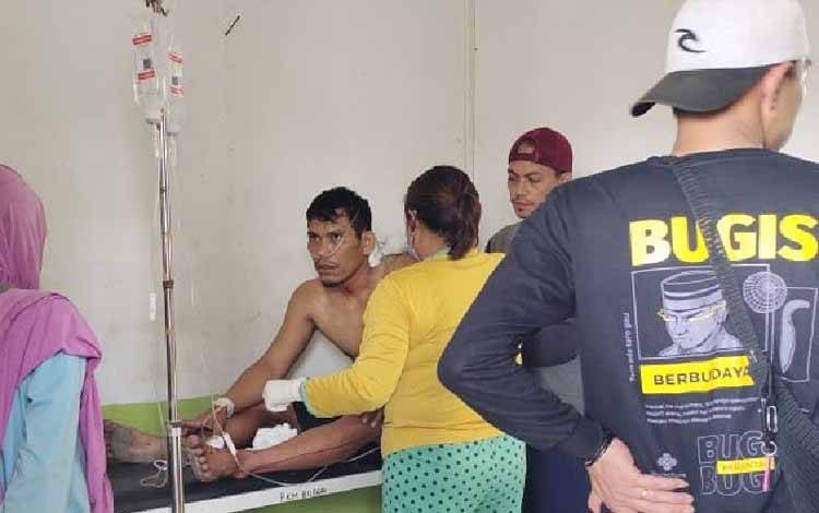 Seorang warga sipil korban penembakan KKB di Sugapa, Kabupaten Intan Jaya, saat mendapat perawatan di Puskesmas Sugapa, Senin (30/1/2023). ANTARA/HO-Dokpri
