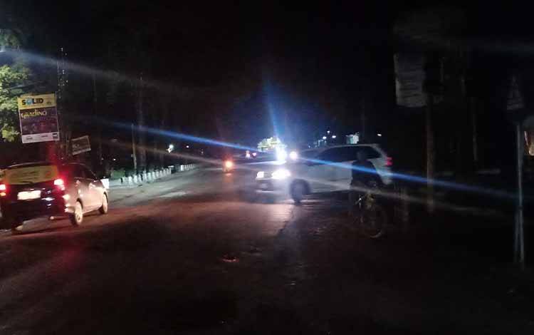 Jalan Kapten Mulyono minim penerangan jalan saat malam hari (FOTO: DEWIP)