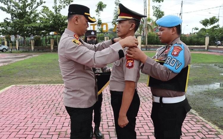 Kapolres Kapuas AKBP Qori Wicaksono menyematkan tanda pangkat saat upacara kenaikan pangkat pengabdian personel, Selasa, 31 Januari 2023. (FOTO: IST)