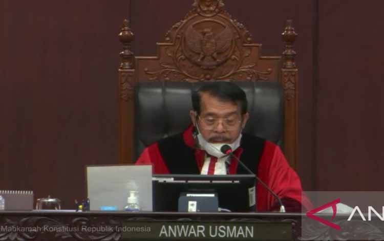 Ketua MK Prof Anwar Usman saat membacakan amar putusan perkara Nomor 24/PUU-XX/2022 di Jakarta, Selasa, (31/1/2023). (ANTARA/Muhammad Zulfikar).