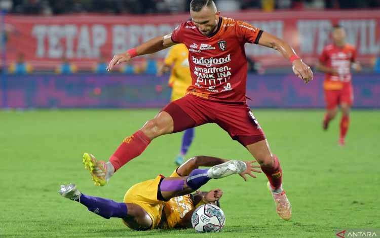 Pesepak bola Bali United Ilija Spasojevic (atas) berebut bola dengan pesepak bola Persik Kediri Mohamad Rivaldi pada pertandingan Liga 1 di Stadion Kapten I Wayan Dipta, Gianyar, Bali, Sabtu (27/8/2022). ANTARA FOTO/Nyoman Hendra Wibowo/wsj.
