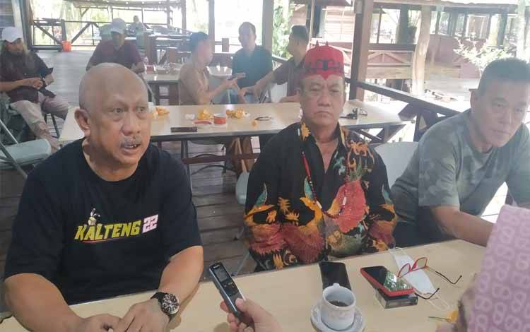 Wakil Ketua Bidang Pembinaan Prestasi KONI Kalteng, Marcos S Tuwan (dua dari kiri) (FOTO : NOPRI)