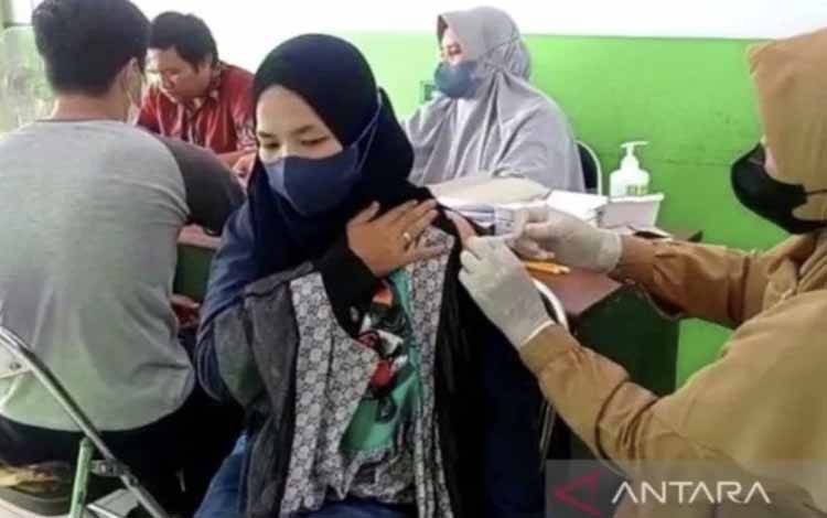 Salah seorang warga menjalani vaksinasi booster kedua di Puskesmas Baamang II, Selasa (31/1/2023). (ANTARA/Norjani)