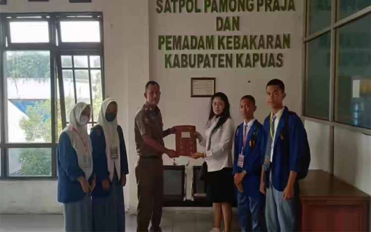 Sekertaris Sat Pol PP dan Damkar Kapuas, Teguh Yunianto saat menerima siswa SMKN 1 Kuala Kapuas. (FOTO: IST)