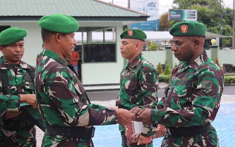 Kepala Staf Kodim 1016 Palangka Raya Letkol Inf Abdul Salim memimpin tradisi upacara penyambutan personel BKO Papua, Selasa 31 Januari 2023