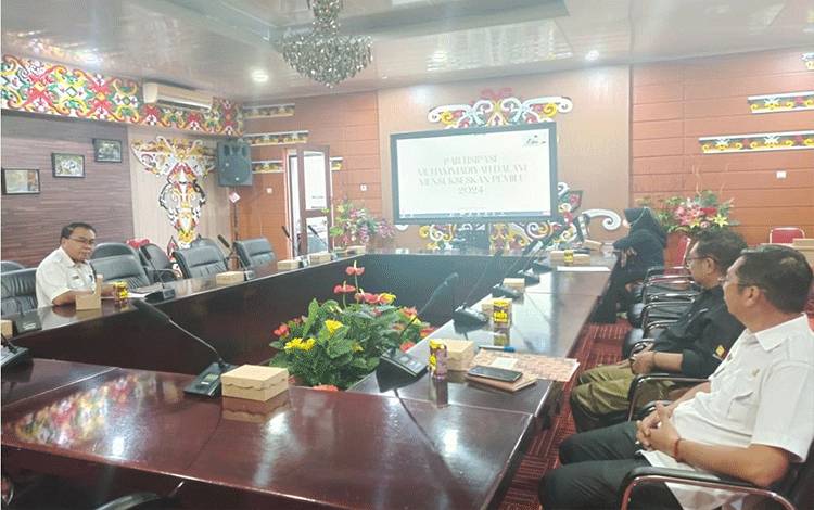 Kepala Badan Kesatuan Bangsa dan Politik (Kesbangpol) Murung Raya Mizam Chandrapati (baju putih kanan) saat mengikuti Webinar secara virtual di aula A kantor Bupati Murung Raya.