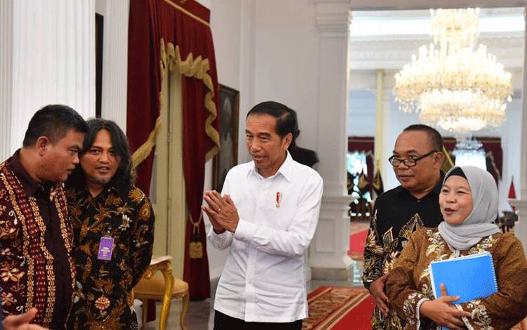 Presiden Joko Widodo menerima sejumlah pelaku perhutanan sosial di Istana Merdeka, Jakarta, Selasa (31/1/2023) ANTARA/HO-Biro Pers Sekretariat Presiden