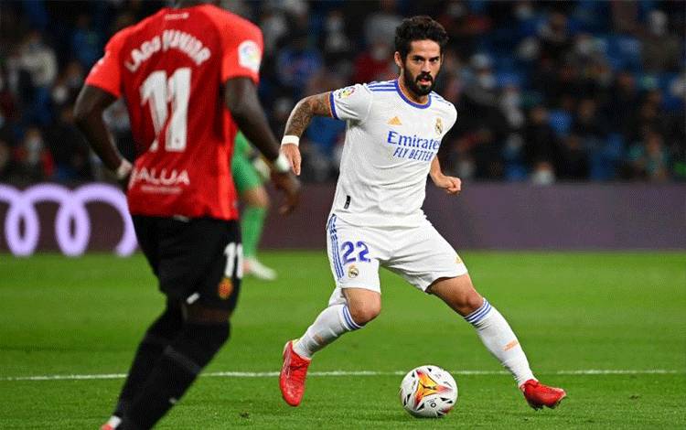 Real Madrid's Spanish midfielder Isco controls the ball during the Spanish League footbal match between Real Madrid CF and Real Mallorca at the Santiago Bernabeu stadium in Madrid on September 22, 2021. (Photo by GABRIEL BOUYS / AFP) (AFP/GABRIEL BOUYS)