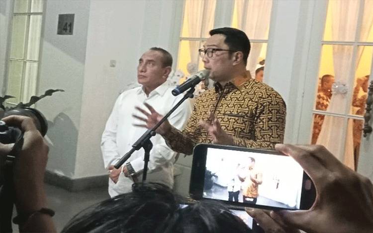 Gubernur Jawa Barat Ridwan Kamil (kanan) memberikan keterangan usai penandatanganan kerja sama Bank Jawa Barat dan Banten (BJB) dengan Bank Sumut di Medan, Selasa (31/1/2023). (ANTARA/ Said)