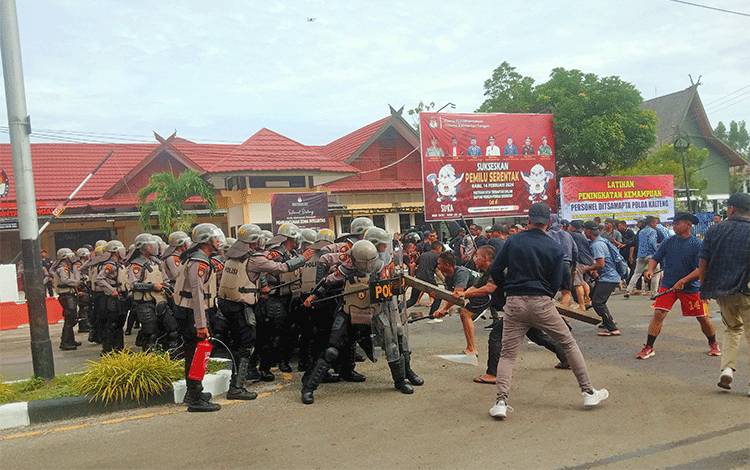 Kantor KPU Kalteng Diserang, Polisi Simulasi Pengamanan Pemilu