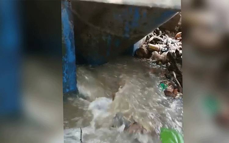Tangkapan layar dari video terkait kebocoran pipa distribusi air baku, sebabkan gangguan distribusi air ke pelanggan PDAM Kapuas, Rabu, 1 Februari 2023. (FOTO: IST)