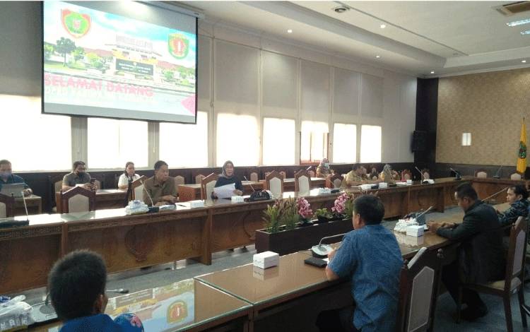 Pertemuan antara jajaran anggota DPRD Katingan dengan DPRD Kalteng dalam rangka sharing sharing informasi terkait sektor kesehatan, belum lama ini. (FOTO: DONNY D)