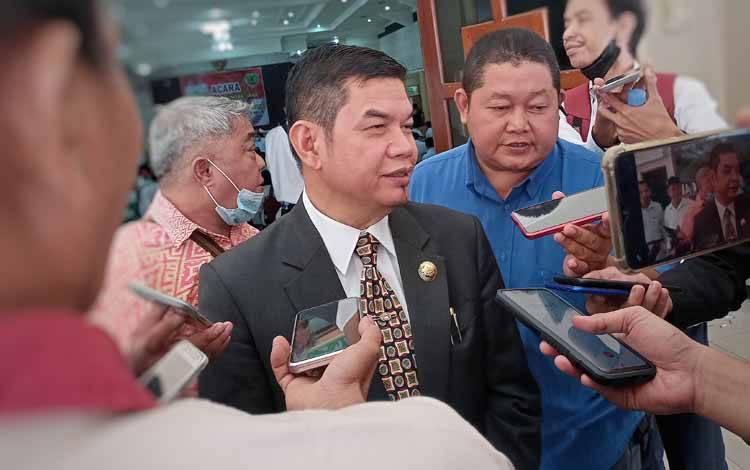 Bupati Barito Timur Ampera AY memberikan keterangan kepada wartawan. (FOTO: BOLE MALO)