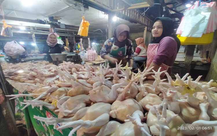 Penjualan daging ayam di Pasar Besar, Palangka Raya pada Rabu, 1 Februari 2023.(FOTO: TESTI PRISCILLA)