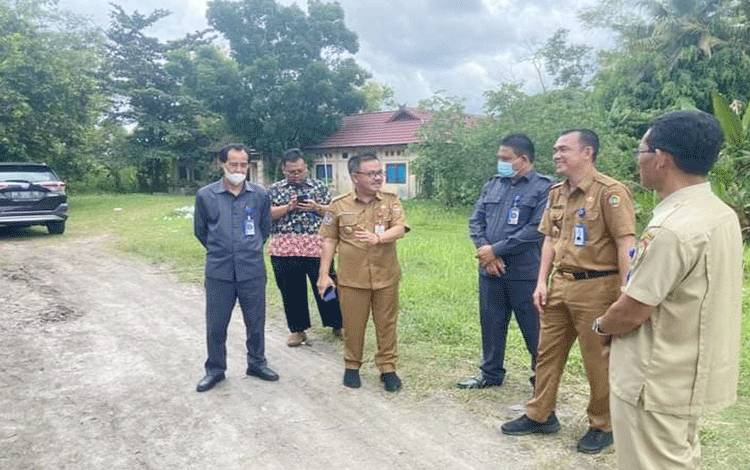 Plt Kadisdik Provinsi Kalimantan Tengah, Herson B Aden saat mengunjungi SMAN 5 Palangka Raya.(FOTO: TESTI PRISCILLA)