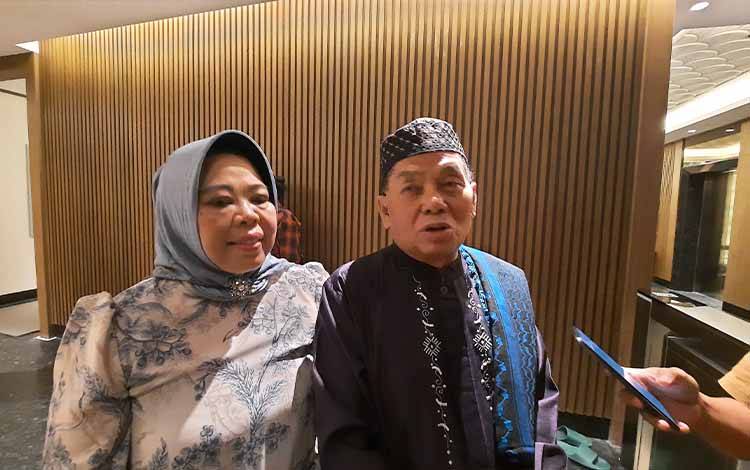 Tokoh masyarakat Kalimantan Tengah H M. Ruslan AS bersama istri H Nurhidayah, usai menghadiri syukuran pindah kantor CBI Group. (FOTO: DANANG)