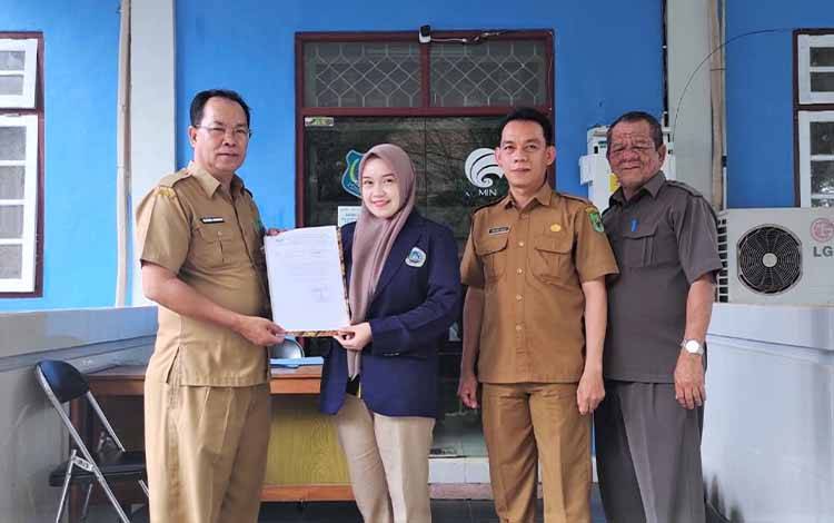 Plt Kepala Dinas Kominfo Kapuas, Ilham Anwar, saat menerima mahasiswi melaksanakan PKL dari Uniska MAB Banjarmasin. (FOTO: IST)