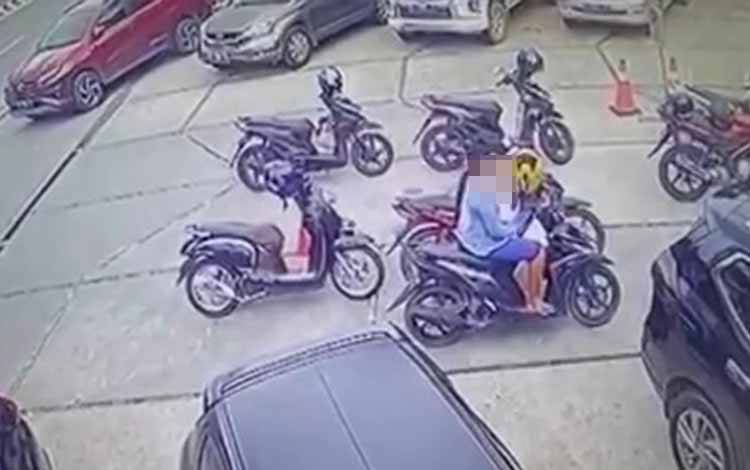 Tangkapan layar, tampak seorang emak-emak mencuri barang belanjaan di motor, saat korbanya ke ATM Rumah Sakit Harapan Insani Pangkalan Bun. (FOTO: DANANG)