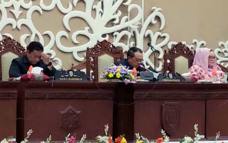 Wakil Ketua I DPRD Kalteng, Abdul Razak (tengah) saat memimpin rapat paripurna Dewan Kalteng. (FOTO: DONNY D)