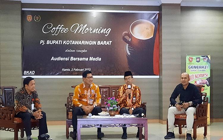 Asisten II Setda Kobar Ahmad Yadi bersama Kepala BPKAD Kobar Rochim Hidayat saat menyampaikan paparan dalam acara Coffe Morning bersama awak media. (FOTO: Danang)