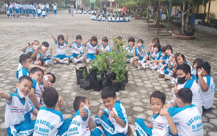 Siswa sekolah dasar mengikuti kegiatan penanaman sayur dan toga di sekolah sesuai arahan Sekda Kota Palangka Raya. (FOTO: TESTI PRISCILLA)